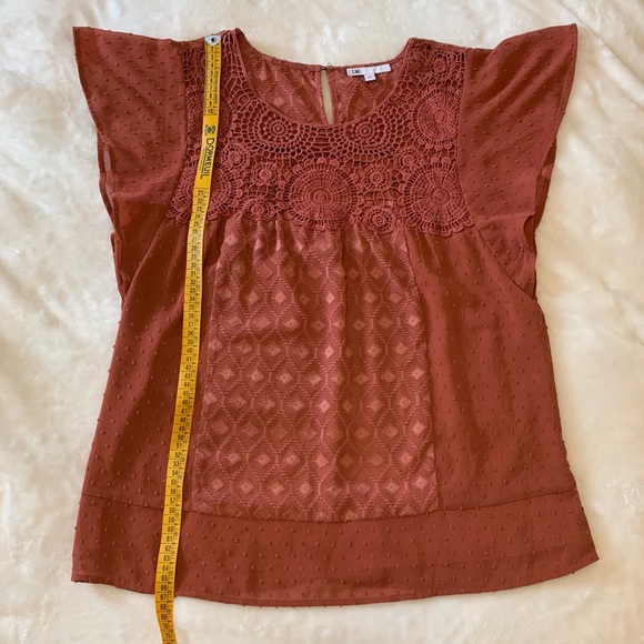 DR2 Crochet-like patterned blouse - Picture 9 of 10